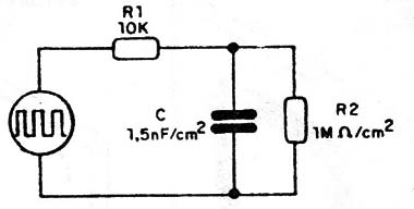 Figura 14  - Circuito de excitación equivalente a un display de cristal líquido.
