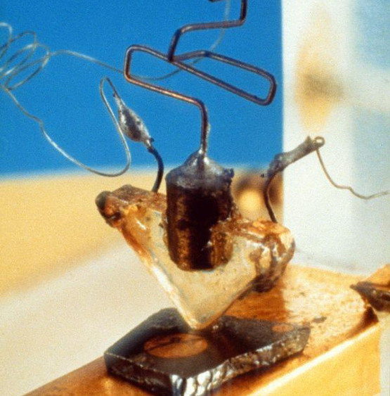 Foto del primer transistor - Observe la estructura elemental, hecha de modo bastante improvisado.
