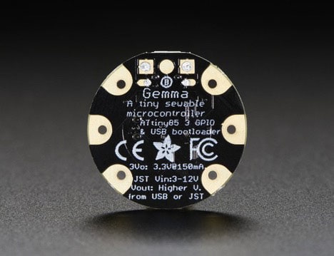 Adafuit Gemma, un pequeño microcontrolador para diseños de portátiles. (https://Learn.adafruit.com/introducing- gemma/introduction)
