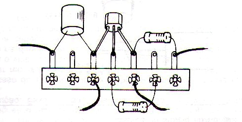 Figura 14 - Utilizando un puente de terminales con tornillos en un montaje experimental.
